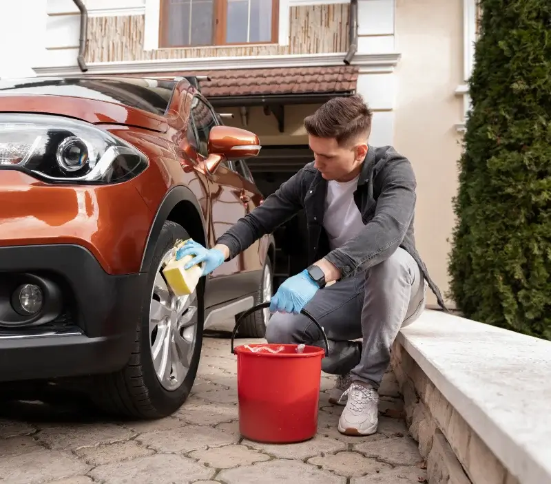 Lavage auto à domicile Triac-Lautrait : professionnel intervenant sur un véhicule